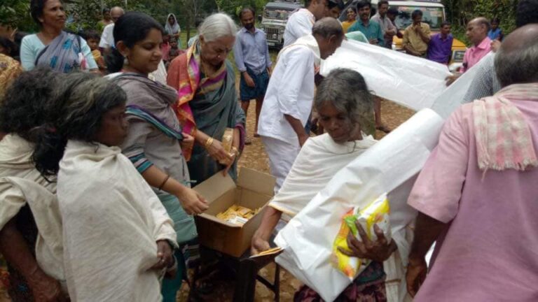 Flood relief by Annapoorna Trust & Prashanthi Bala Mandir Trust at Kodagu in Karnataka & Kerala states – 2500 flood relief kits – 25 August 2018