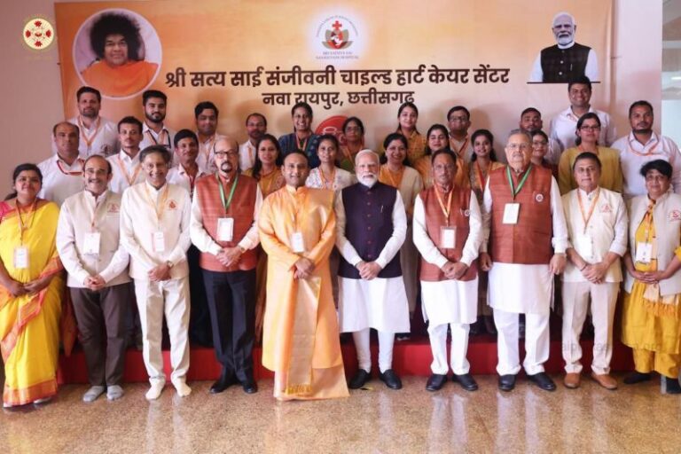 Prime Minister Narendra Modi visits the Sri Sathya Sai Sanjeevani Hospital, Nava Raipur, in the august presence of Sadguru Sri Madhusudan Sai