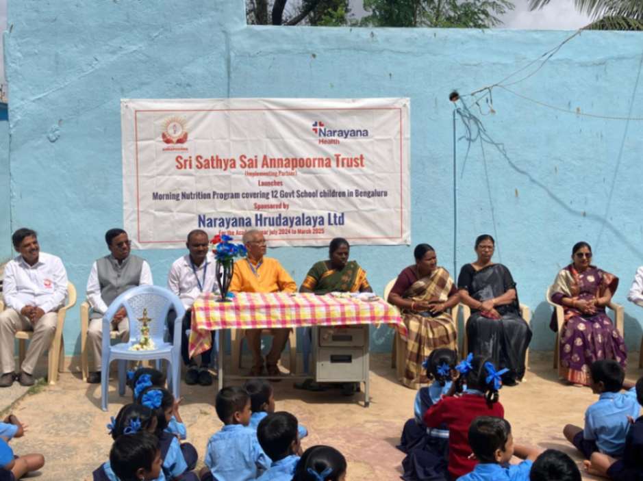 Children at GLPS Yelachaguppe Rampura, Kengeri, having breakfast during the third year of the partnership